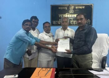 खरीप अनुदान वाटपासाठी तहसीलदार यांना निवेदन