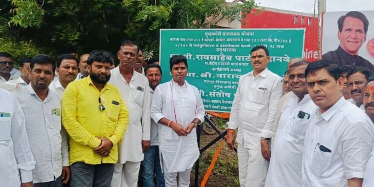 रा.मा.215 कोपर्डा-बेलोरा-डावरगांव ते रा.मा.223 रस्त्याचे मजबुतीकरण व डांबरीकरण कामाच्या उद्घाटनासह पुर्णा नदीवरील मोठया पुलाचे बांधकाम करणे या कामांचे भुमीपुजन आमदार संतोष पाटील दानवे व आमदार नारायण कुचे यांच्या हस्ते संपन्न