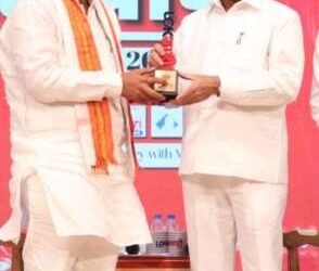 प्रा.डॉ.पुरुषोत्तम धोंडगे यांना “लोकशाही आरोग्यरत्न रत्न” पुरस्कार प्रदान