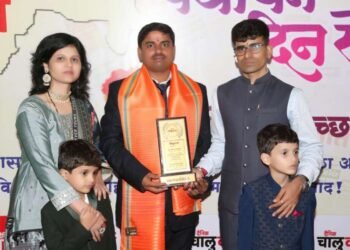 उत्कृष्ट पत्रकारिता पुरस्काराने माधव गोटमवाड सन्मानित