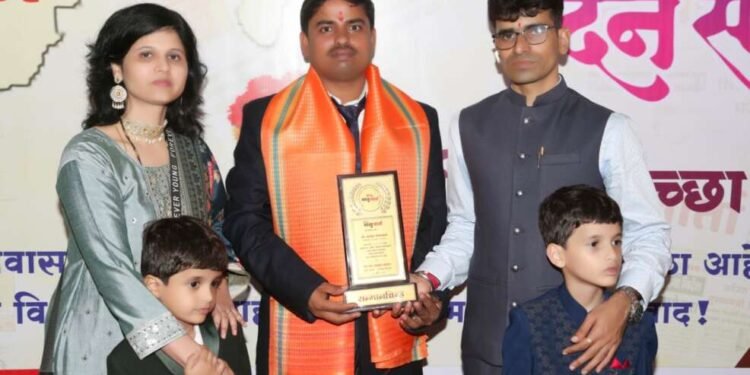 उत्कृष्ट पत्रकारिता पुरस्काराने माधव गोटमवाड सन्मानित