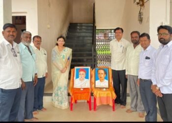 जनविकास शिक्षण संस्थेत आन्नाभाऊ साठे व लोकमान्य टिळक यांना अभिवादन