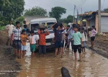 तळणी ते वाघाळा रस्त्यावर शाळेय विद्यार्थ्यांच्या गाड्या ह्या पाणी असलेल्या खड्यात अडकल्या होत्या