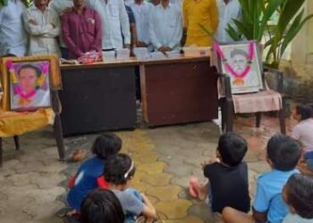 साहित्यरत्न अण्णाभाऊ साठे लोकमान्य टिळक यांच्या पुण्यतिथी निमित्त जिल्हा परिषद शाळा बाणेगाव येथील चिमुकल्या विद्यार्थ्यांना शालेय साहित्य वाटप