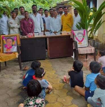 साहित्यरत्न अण्णाभाऊ साठे लोकमान्य टिळक यांच्या पुण्यतिथी निमित्त जिल्हा परिषद शाळा बाणेगाव येथील चिमुकल्या विद्यार्थ्यांना शालेय साहित्य वाटप