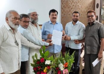 जिल्हा परिषद प्रशाला परतुर मध्ये उर्दू माध्यम नववी वर्ग सुरू करण्यासाठी परतुर येथील मुस्लिम शिष्टमंडळाने आमदार लोणीकर यांची घेतली भेट.