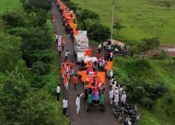 मनोज जरांगे पाटील यांच्या वाढदिवसा निमित्त बावी ता वाशी येथील सकल मराठा समजाच्या वतीने वाशी तहसील कार्यालयावर ट्रॅक्टर,वाहन मोर्चा काढण्यात आला.