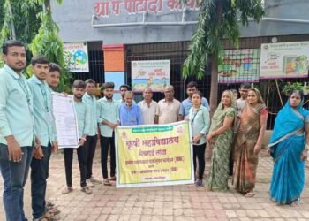 कृषी दुतांकडून शेतातील मित्र किड्यांची माहिती