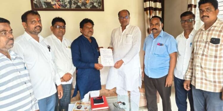 आदर्श कॉलनीतील विविध समस्या सोडवा नागरिकांची मागणी