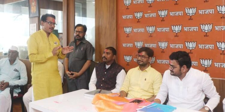 बीड येथील लोक कलावंताच्या मेळाव्यात पारगाव येथील शाहीर अशोक जाधव यांनी केलेल्या मागण्या