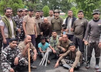 केंद्रीय रिझर्व पोलीस बलच्या जवानांनी चंदन चोराला पकडले