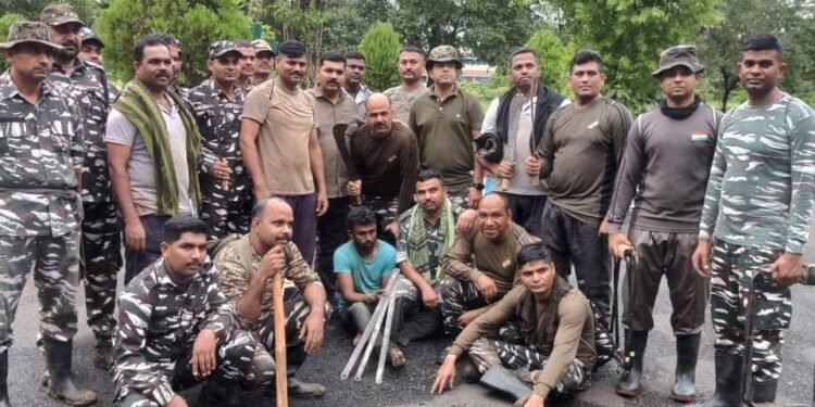 केंद्रीय रिझर्व पोलीस बलच्या जवानांनी चंदन चोराला पकडले