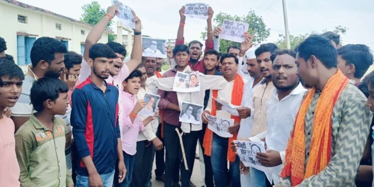 सकल मराठा समाज बांधवांच्या वतीने जोडे मारो अंदोलन व ठाकरे व राणे यांच्या पुतळ्याचे दहन