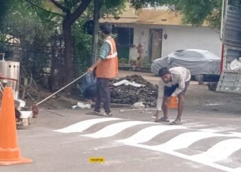 बजाजनगरातील अंतर्गत रस्त्यावर पांढरे पट्टे मारण्याचे काम सुरू