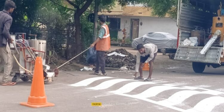 बजाजनगरातील अंतर्गत रस्त्यावर पांढरे पट्टे मारण्याचे काम सुरू