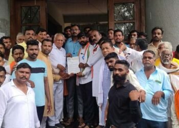 काँग्रेस पक्षाच्या वतीने शेतकऱ्याच्या मागणीसाठी मुदखेड तहसीलवर रूमने मोर्चा