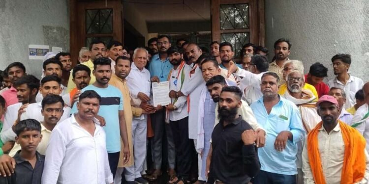 काँग्रेस पक्षाच्या वतीने शेतकऱ्याच्या मागणीसाठी मुदखेड तहसीलवर रूमने मोर्चा