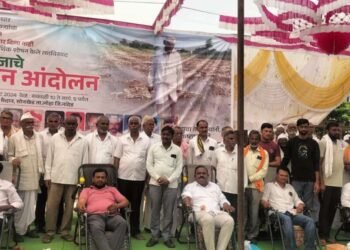 विमा कंपनीच्या पिळूनकी विरोधी रक्तदान आंदोलनात 56 शेतकऱ्यांनी उत्स्फूर्त सहभाग नोंदवला