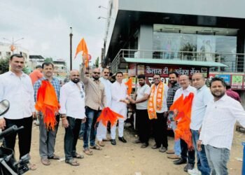 बजाज नगरात भगवा सप्ताह निमित्त झेंडे वाटप