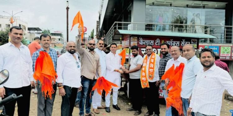 बजाज नगरात भगवा सप्ताह निमित्त झेंडे वाटप