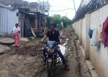 शाळेत जायला रस्ता तरी द्या; विद्यार्थ्यांची आर्त हाक