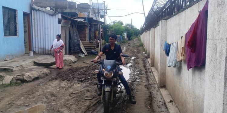 शाळेत जायला रस्ता तरी द्या; विद्यार्थ्यांची आर्त हाक