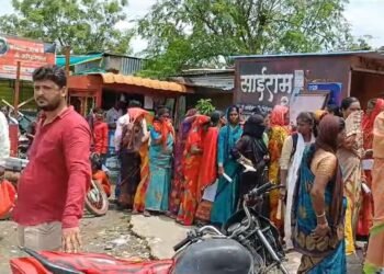 ई-केवायसी करण्यासाठी सोनपेठ च्या एसबीआय बँकेसमोर महिलांच्या रांगा