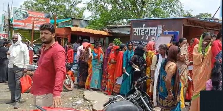 ई-केवायसी करण्यासाठी सोनपेठ च्या एसबीआय बँकेसमोर महिलांच्या रांगा