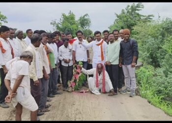 आज अर्धापूर तालुक्यातील, मेंढला (बू) येथे महामार्ग ते गावात जाणार्‍या रस्त्यावरील खेड्यामध्ये बेशरमाचे झाड लाऊन आंदोलन करण्यात आले..