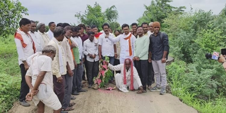 आज अर्धापूर तालुक्यातील, मेंढला (बू) येथे महामार्ग ते गावात जाणार्‍या रस्त्यावरील खेड्यामध्ये बेशरमाचे झाड लाऊन आंदोलन करण्यात आले..