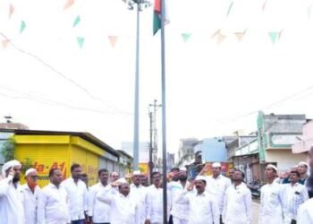 मंठा बाजार समितीमध्ये सभापती ए जे बोराडे यांच्या हस्ते ध्वजारोहण….