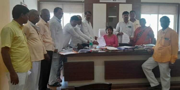 शेतकऱ्यांच्या विविध मागण्यांसाठी किसनराव मोरे यांचे तहसीलदारांना निवेदन…..