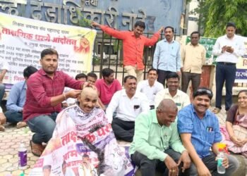 जिल्हाधिकारी कार्यालय समोर शंभर टक्के पगारीसाठी शिक्षकांचे मुंडण आंदोलन