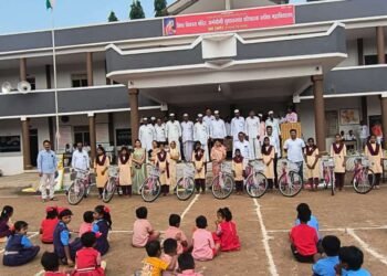 गायकवाड परिवारातर्फे १० विद्यार्थिनींना मोफत सायकली भेट.