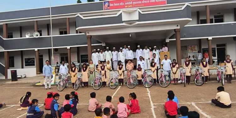 गायकवाड परिवारातर्फे १० विद्यार्थिनींना मोफत सायकली भेट.