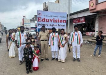 एज्युव्हीजन इंग्लिश स्कूलमध्ये स्वातंत्र्य दिन उत्साहात साजरा  विविध वेशभूषांनी सजला परिसर