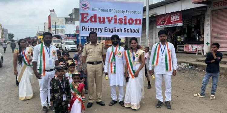 एज्युव्हीजन इंग्लिश स्कूलमध्ये स्वातंत्र्य दिन उत्साहात साजरा  विविध वेशभूषांनी सजला परिसर