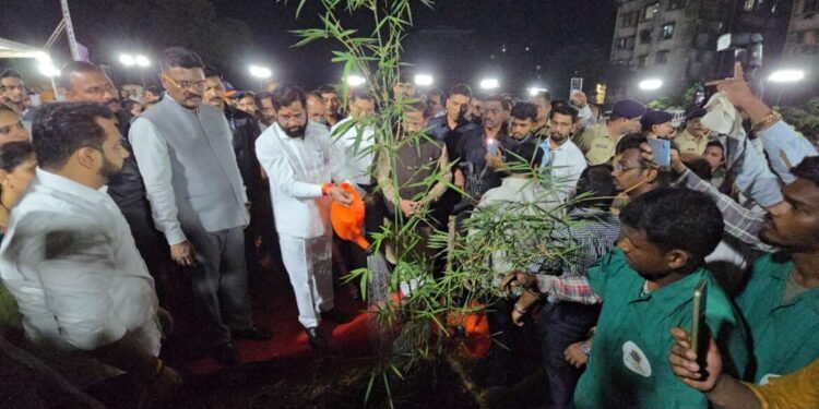 सर्व महापालिकांनी त्यांच्या क्षेत्रात एक लाख झाडे लावावीत, मुख्यमंत्र्यांचे निर्देश