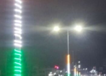 माहूरच्या नगराध्यक्षांची स्वप्नपूर्ती विद्युत खांबावर चमकले इलेक्ट्रिक राष्ट्रध्वज