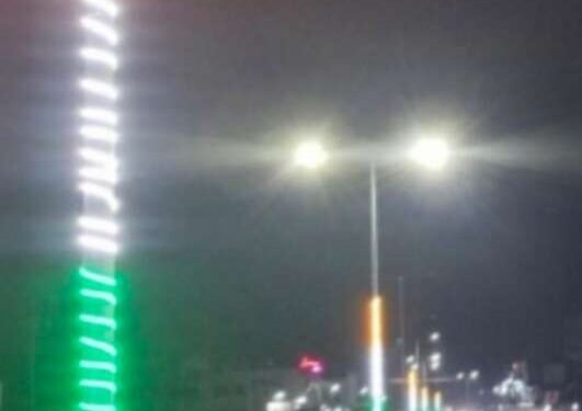 माहूरच्या नगराध्यक्षांची स्वप्नपूर्ती विद्युत खांबावर चमकले इलेक्ट्रिक राष्ट्रध्वज