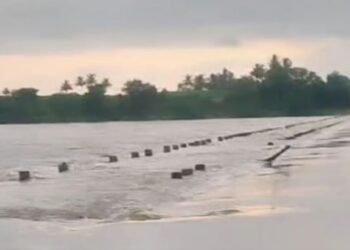 सोलापूर : सिध्दापूर वडापूर बंधारा पाण्याखाली, पुर्व भागाचा संपर्क तुटला