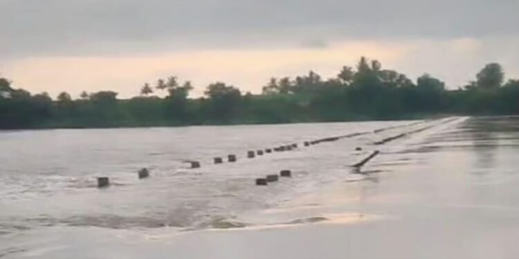 सोलापूर : सिध्दापूर वडापूर बंधारा पाण्याखाली, पुर्व भागाचा संपर्क तुटला