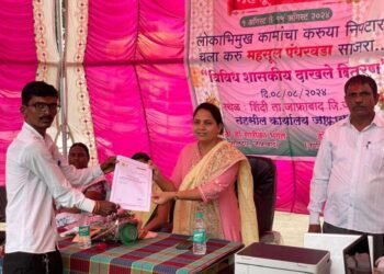 महसूल पंधरवडा दिनानिमित्त दाखल्यांची वाटप