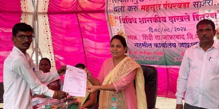 महसूल पंधरवडा दिनानिमित्त दाखल्यांची वाटप