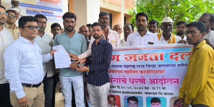 भोकरदन येथील तहसील कार्यालयावर अपंगाचे धरणे आंदोलन; मागण्या मान्य न झाल्यास आंदोलनाच्या पवित्र्यात,