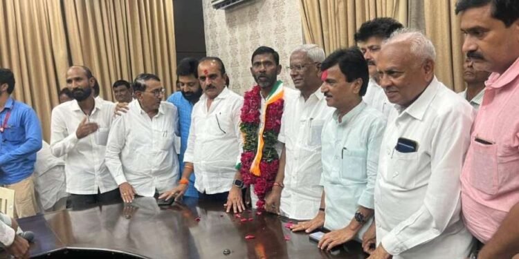 माजी जि.प‌. सदस्य मनोहर पाटील शिंदे यांचा काँग्रेसमध्ये प्रवेश