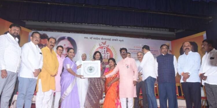 स्व. मीनाताई ठाकरे स्त्री शक्ती सन्मान पुरस्कार प्रदान