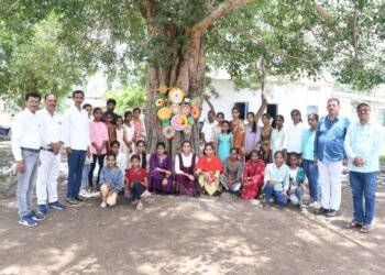 मानव्य विकास विद्यालयात वृक्षाबंधन