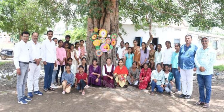 मानव्य विकास विद्यालयात वृक्षाबंधन