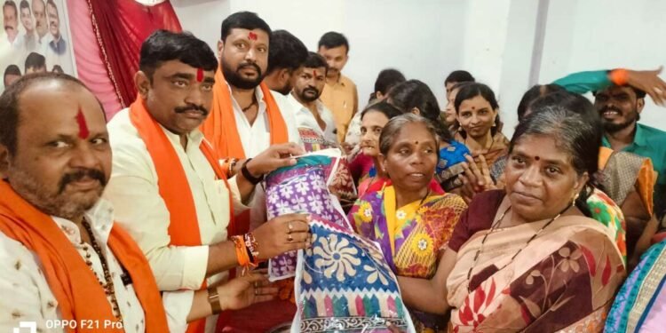 मुख्यमंत्री लाडकी बहिण योजनेचा लाभ मिळाल्या महिलांचा साडीचोळी देऊन बोंढारकरांच्या वतीने गौरव